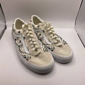 Vans Style 36 Bandana Skate Shoe White Cream w/Black Skull Pattern Size 9M 10.5W